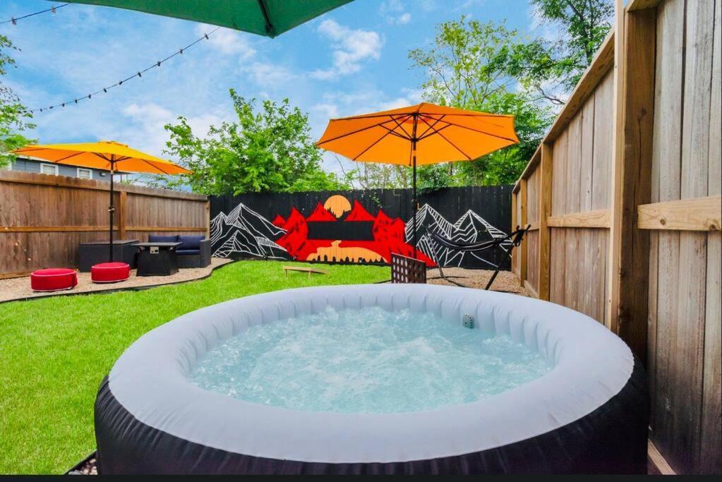 Camp Out - Big Backyard W/Hottub - 5Mins To Downtown Villa Houston Dış mekan fotoğraf